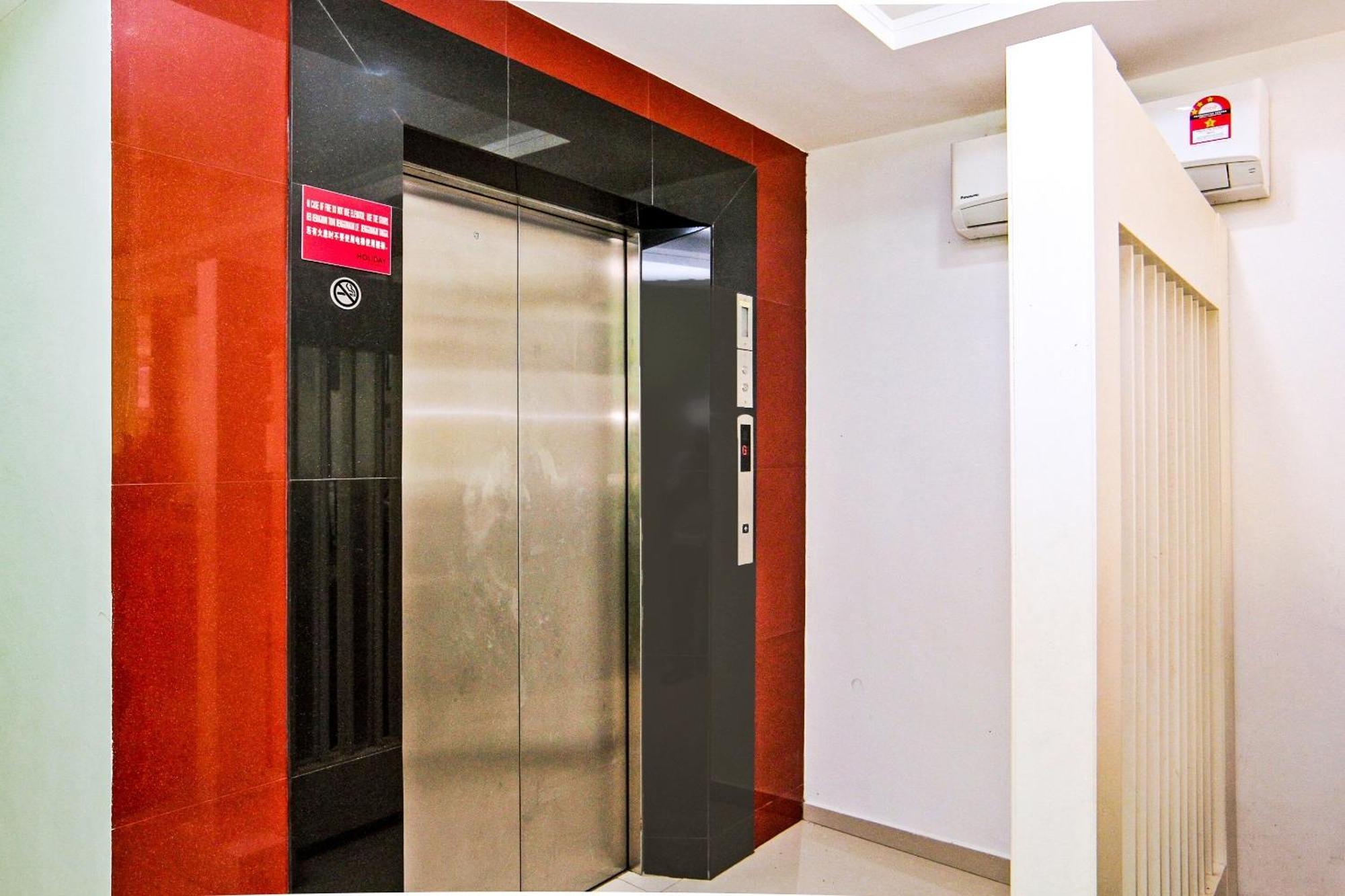 Oyo 44054 Holiday Mansion Inn Sibu Exterior photo