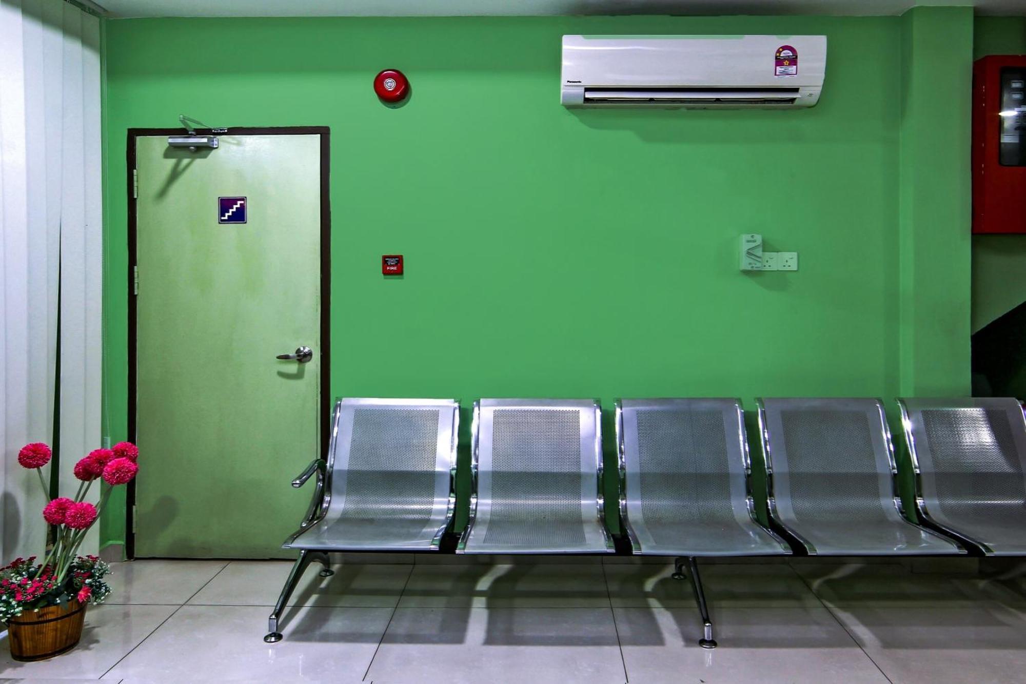 Oyo 44054 Holiday Mansion Inn Sibu Exterior photo